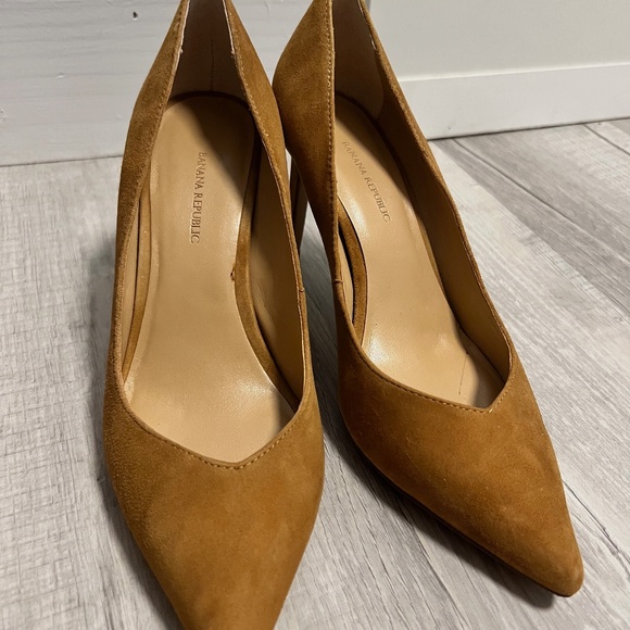 Banana Republic Shoes - Banana Republic Madison Suede Pumps in Nutmeg - Size 9
